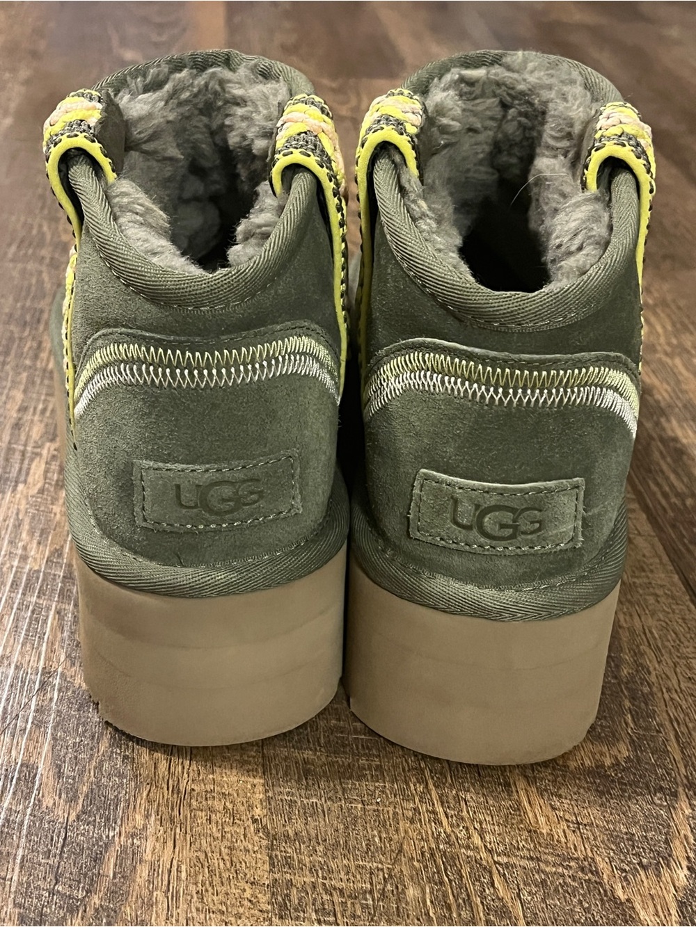 UGG Classic Ultra Mini
Platform Boot - Olive with Yellow & Pink Trim size 8 - Picture 8 of 13